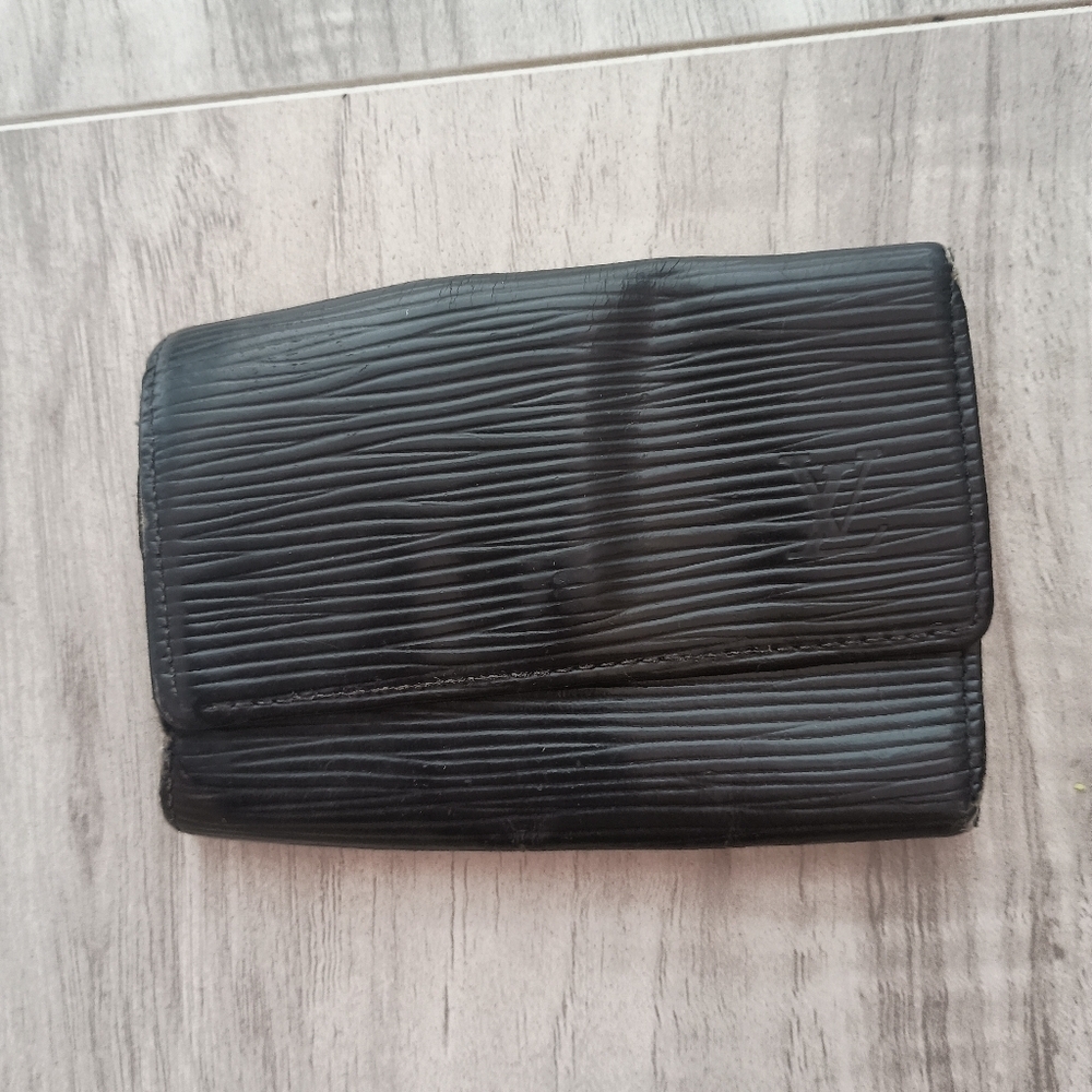 Louis Vuitton  Authentic Epi Leather Key Holder Black For Men